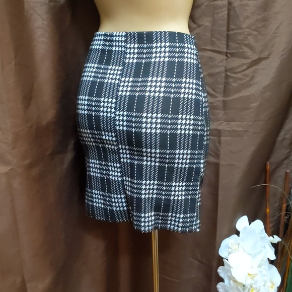 Stretchy black and white plaid skirt - Picture 3 of 4